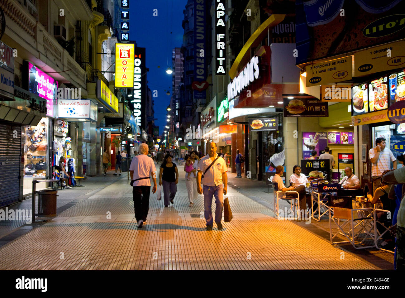 Menschen gehen auf der Lavalle-Straße in der Nacht in Buenos Aires, Argentinien. Stockfoto