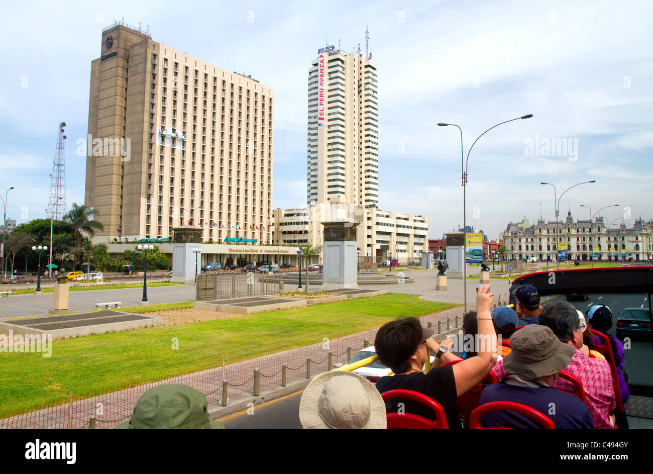 Ansicht des Hotels vom Oberdeck eines Tour-Busses in Lima, Peru. Stockfoto
