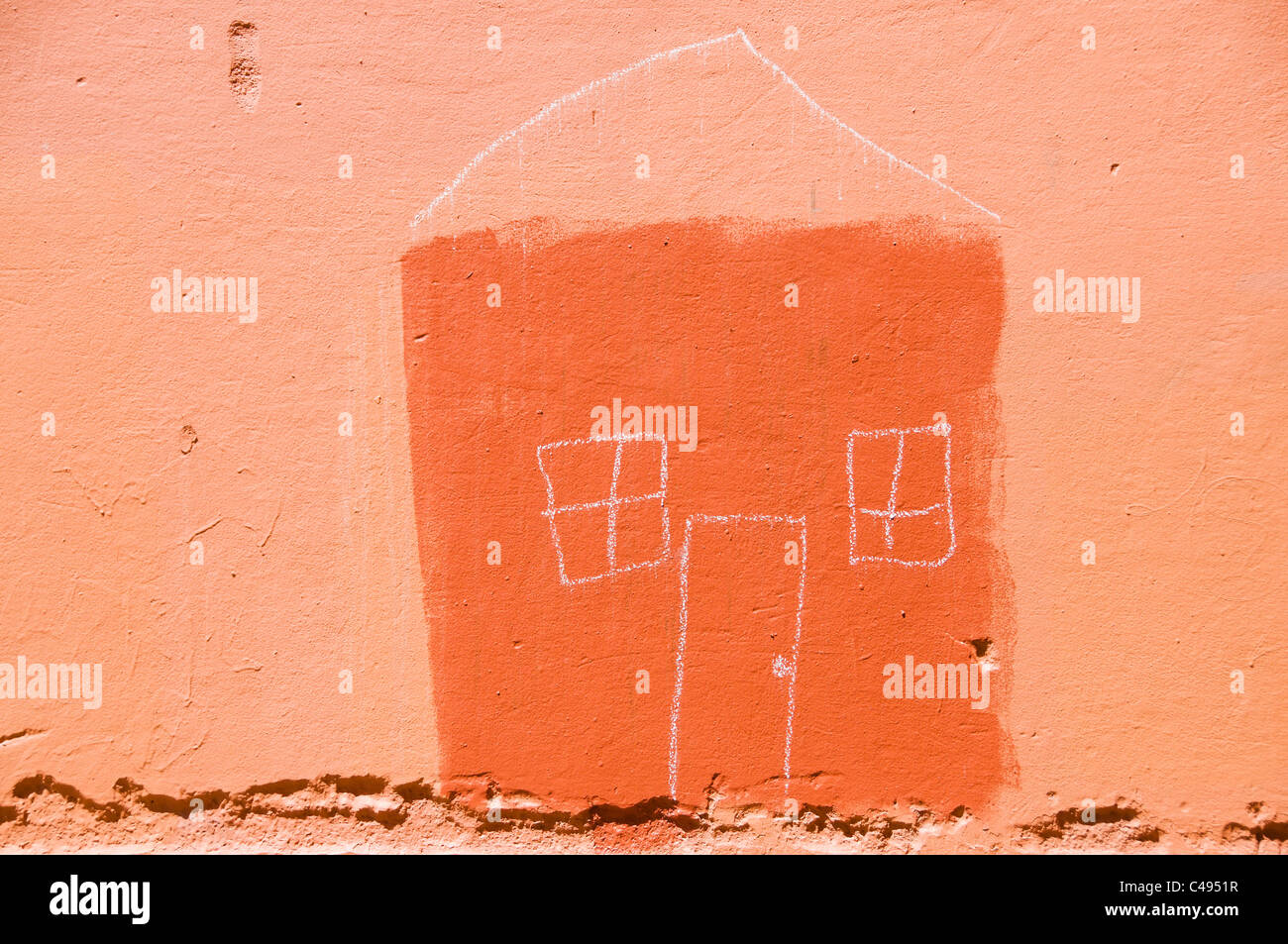 Ein einfaches Haus Abbildung Malen mit Kreide auf einer Außenwand orange gemacht. Stockfoto
