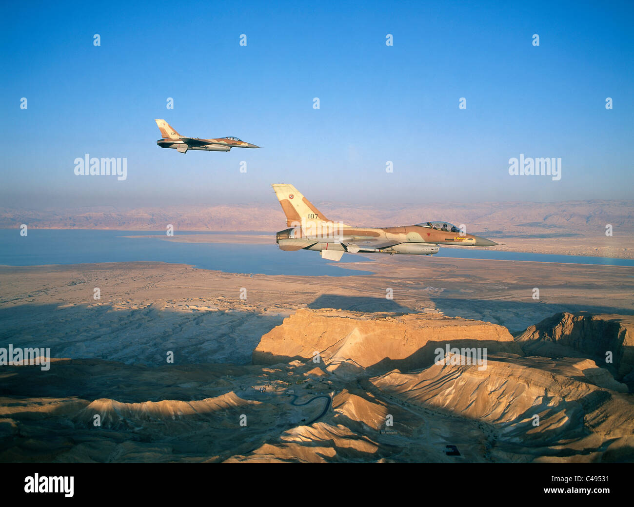 Luftaufnahme von zwei F-16A in Formation über Masada am Toten Meer Stockfoto