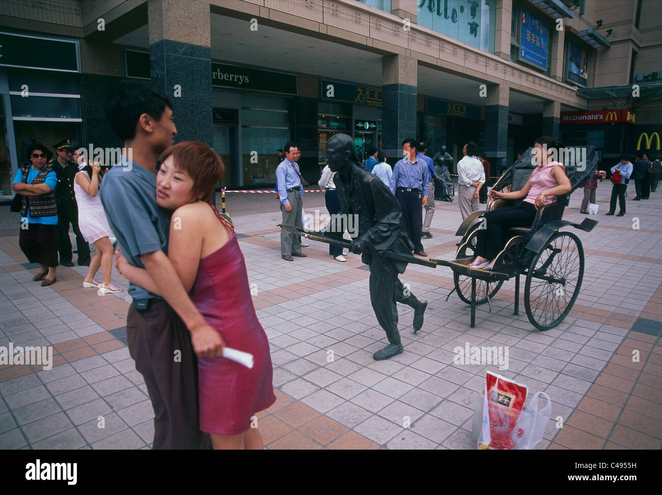 Foto von einem chinesischen Ehepaar Umarmungen in einem Shopping center Stockfoto