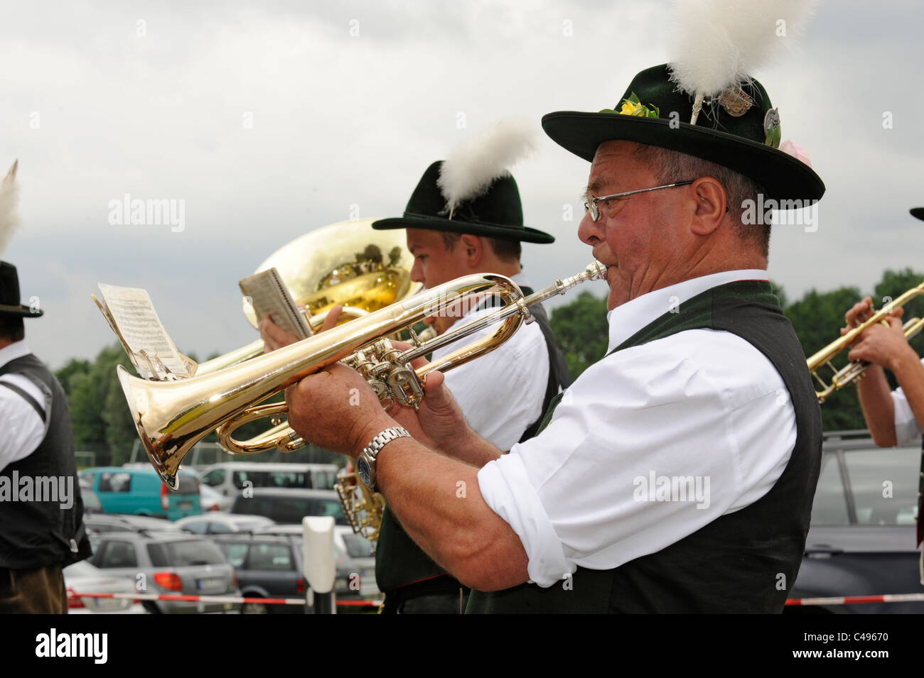 Musiker in typisch bayerischer Tracht auf Volksfest in Bayern, Deutschland Stockfoto