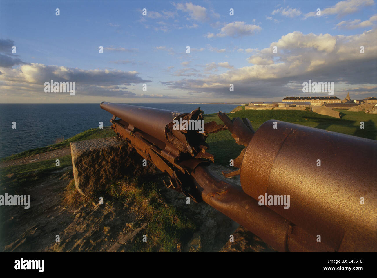 Foto von einer alten Welt Krieg 2 Kanone auf den Klippen der Normandie Stockfoto