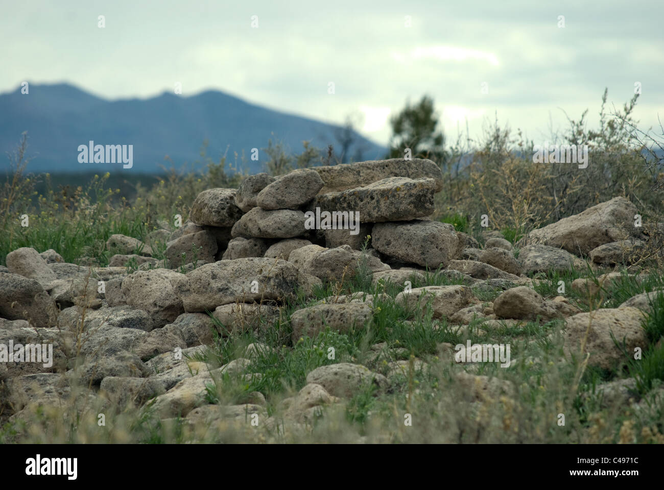 Die Grundlagen für eine Mauer aus Tuff-Steinen am Tsankawi Pueblo gemacht: Bandelier National Monument. Stockfoto