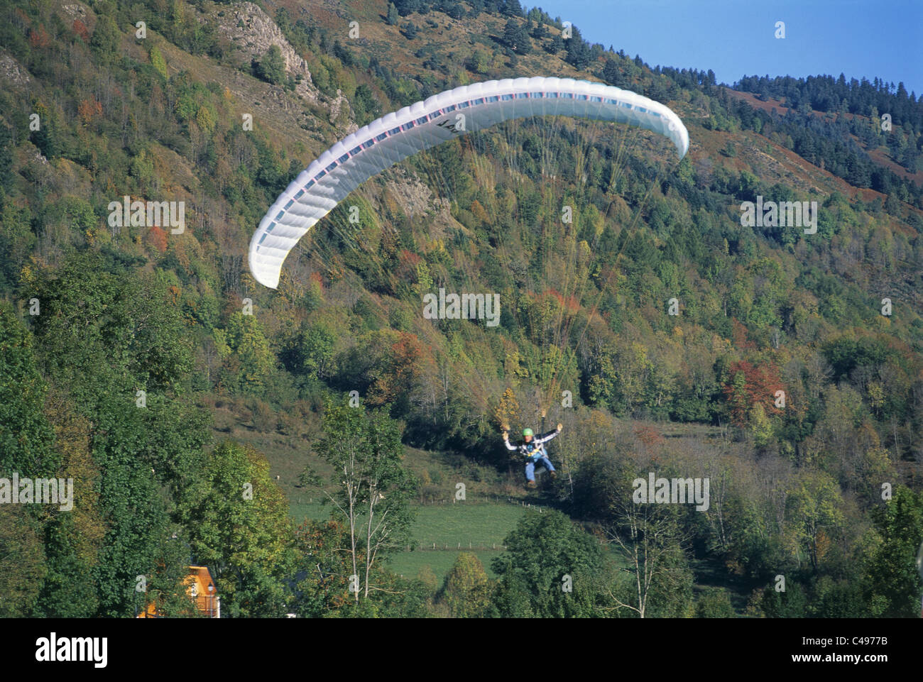 Foto von einem Freifall-Fallschirm über die Berge von Frankreich Stockfoto