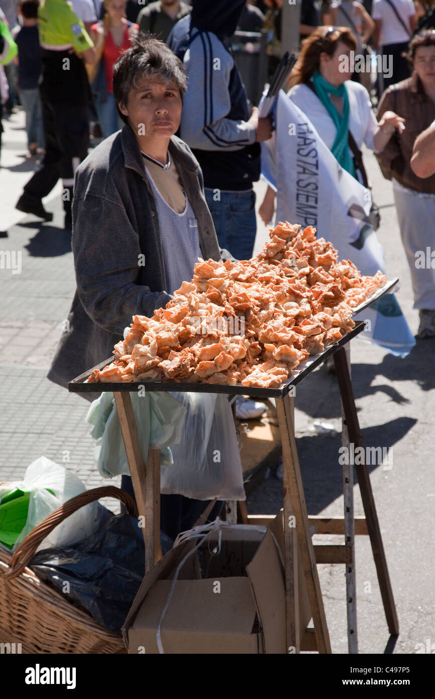 Lady verkaufen Essen am Straßenstand, Buenos Aires, Argentinien, Südamerika. Stockfoto