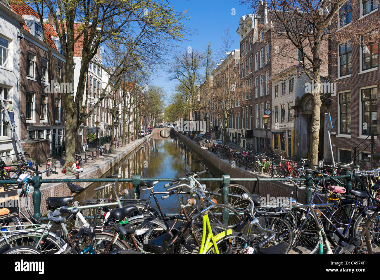 Am Oudezijds Achterburgwal Kanal in der Red Light District (De Wallen) im Frühjahr, Amsterdam, Niederlande Stockfoto