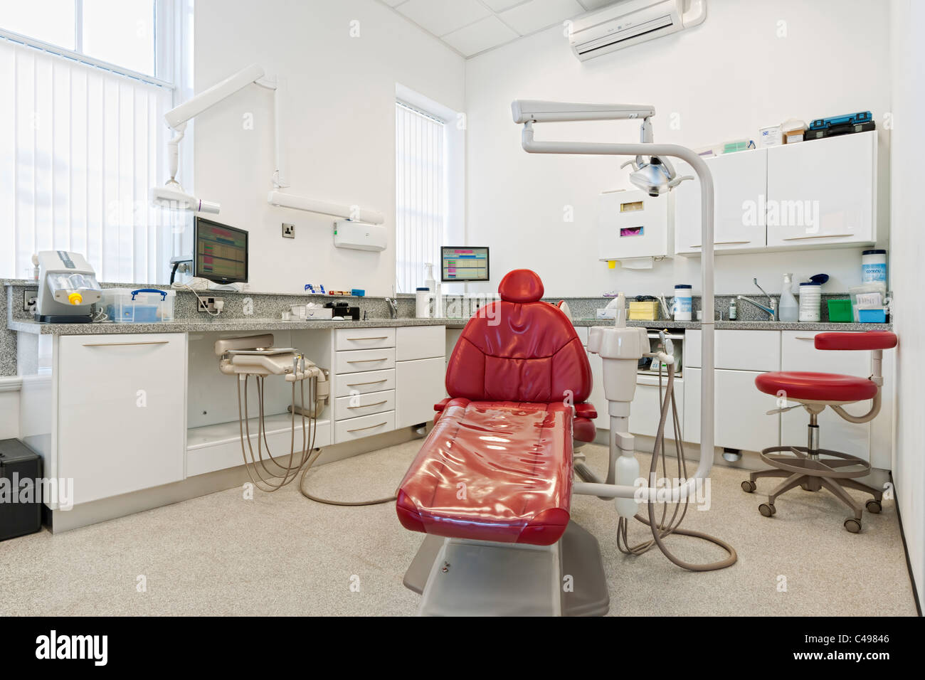 Roten Zahnarztstuhl in einem modernen Zahnbehandlung Raum Stockfoto