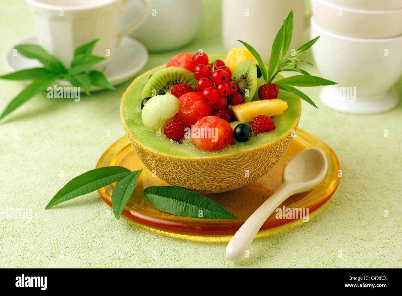 Gefüllte Melone mit Zitronenverbene Infusion. Rezept zur Verfügung. Stockfoto