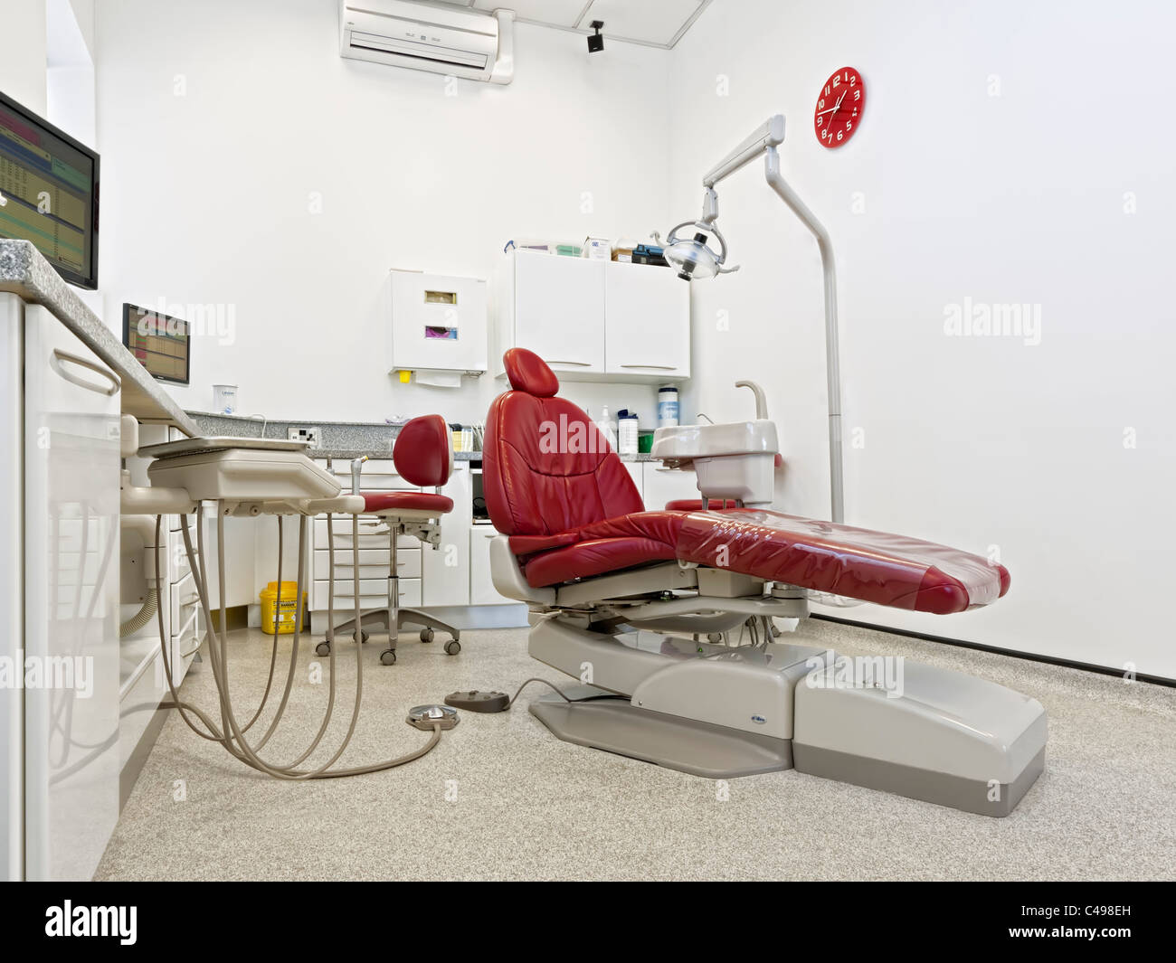 Roten Zahnarztstuhl in einem modernen Zahnbehandlung Raum Stockfoto