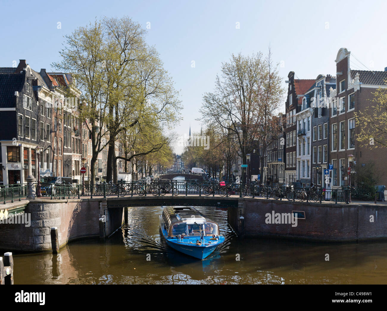 Sightseeing-Bootsfahrt auf dem Leidsegracht Kanal in der Nähe der Kreuzung mit der Prinsengracht, Grachtengordel, Amsterdam, Niederlande Stockfoto