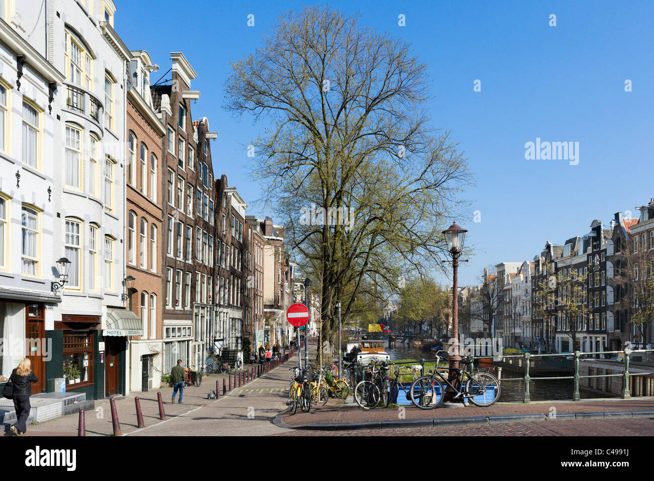 Die Prinsengracht Kanal in der Nähe der Kreuzung mit der Looiersgracht, Grachtengordel, Amsterdam, Niederlande Stockfoto