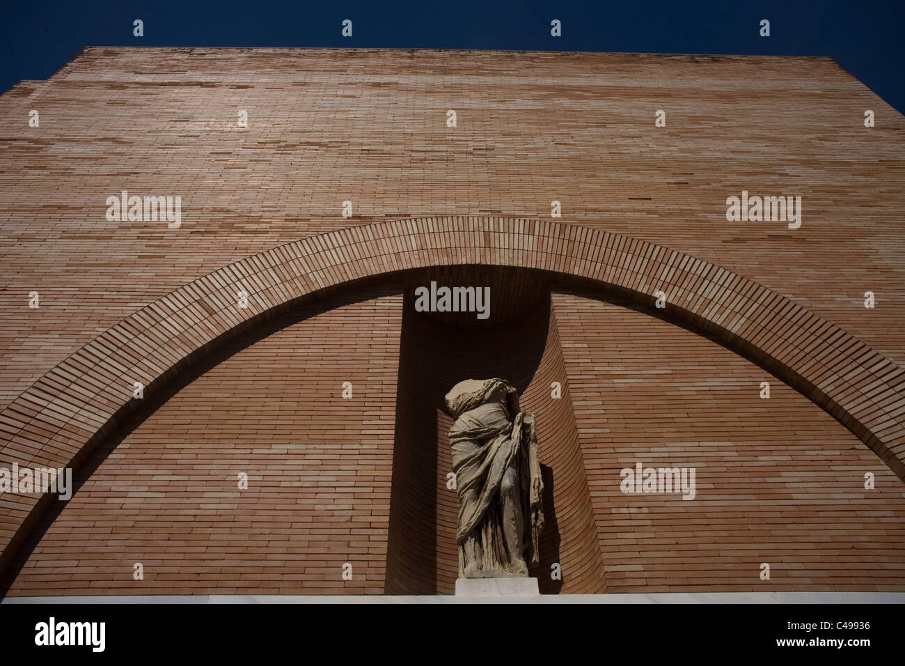 Eine Skulptur wird an der Fassade des Museum of Roman Art in Merida, Badajoz Provinz, Region Extremadura, Spanien angezeigt. Stockfoto