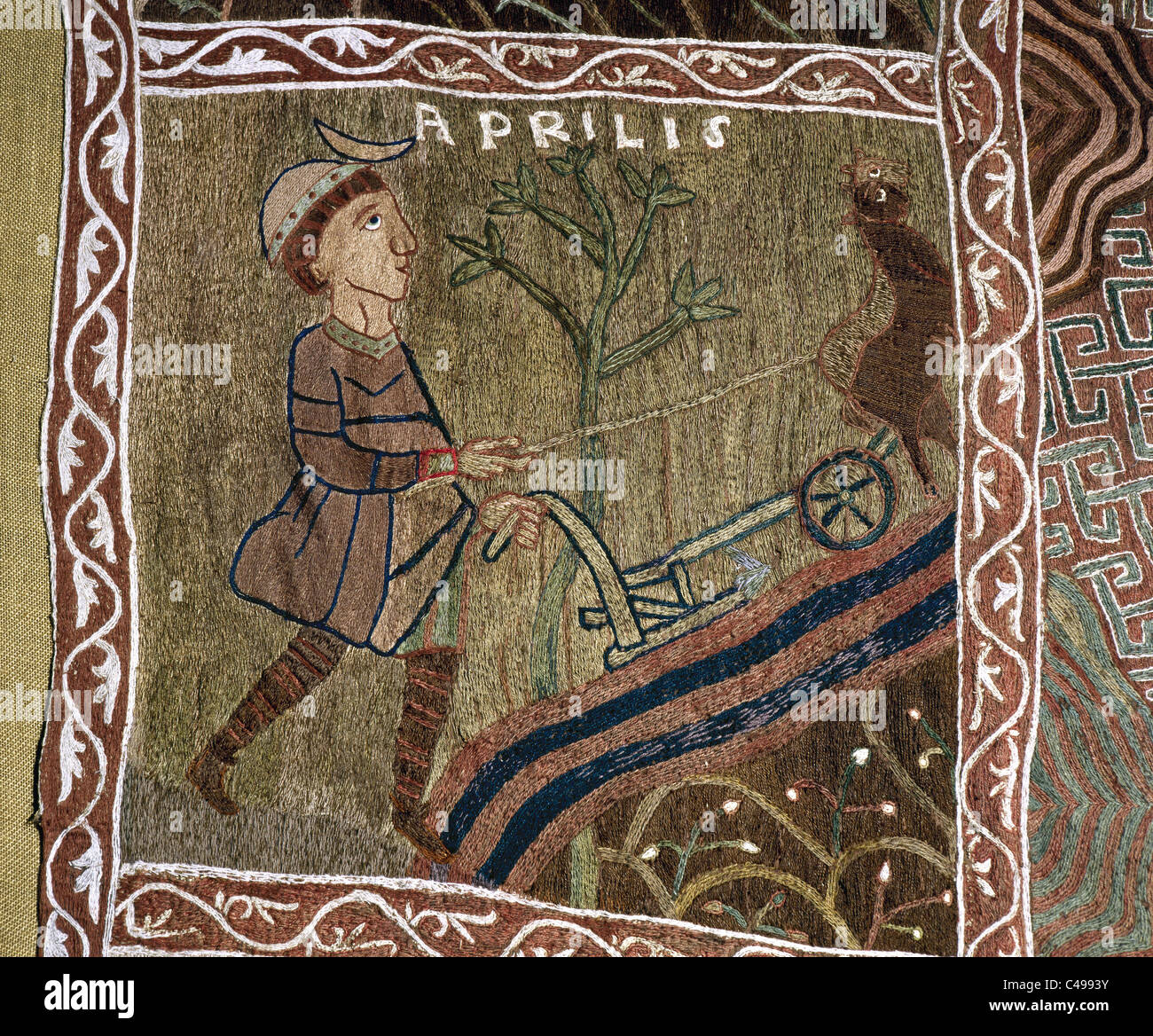 Romanische Kunst. Wandteppich der Schöpfung oder Girona Wandteppich. April. Blühender Baum und ein Mann Pflügen. Girona. Spanien. Stockfoto