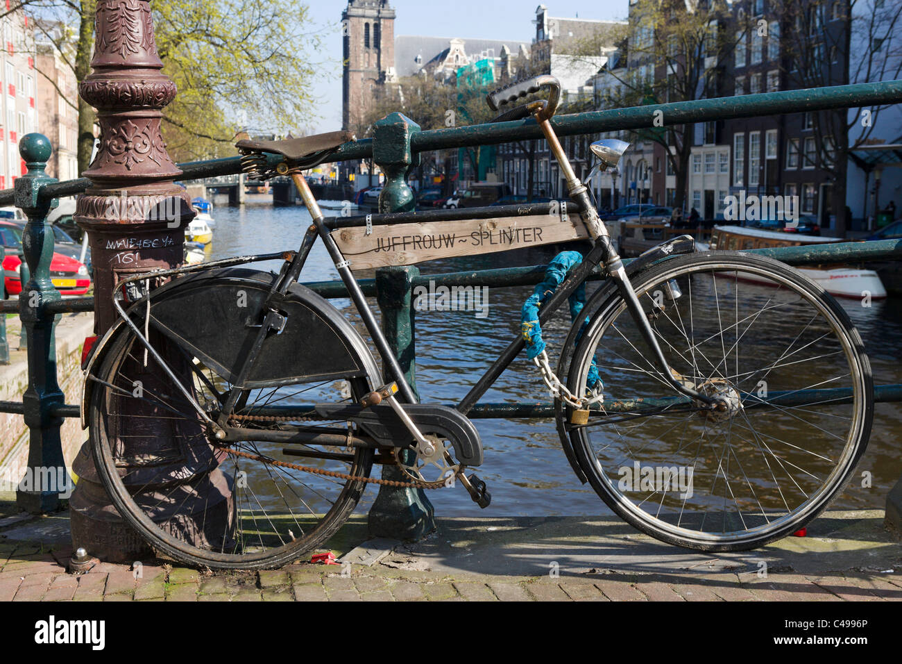 Fahrrad auf einer Brücke über die Prinsengracht Kanal mit der Westerkerk hinter Grachtengordel, Amsterdam, Niederlande Stockfoto