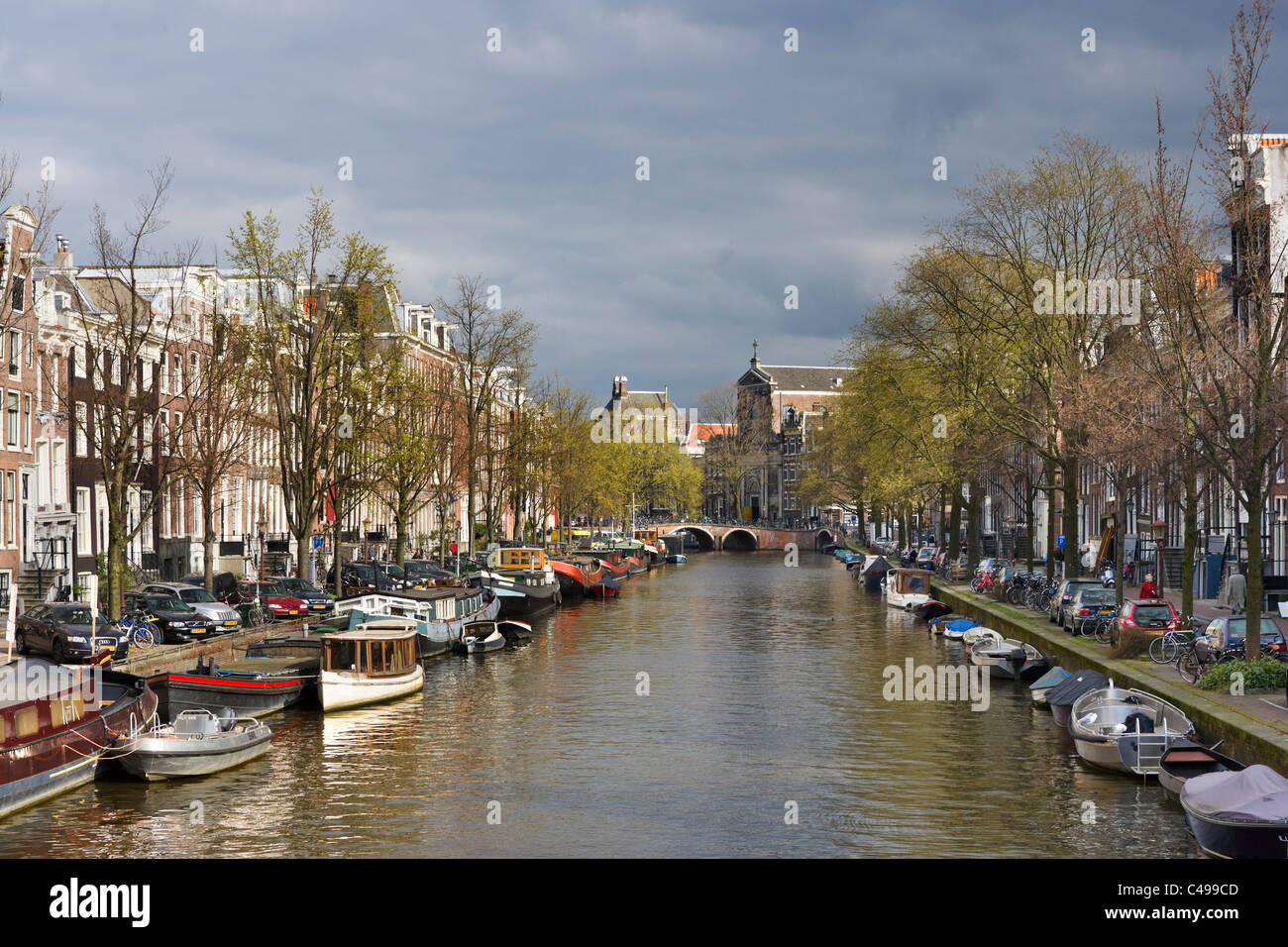 Häuser und Boote an einem Kanal im frühen Frühjahr oder späten Winter, Prinsengracht, Grachtengordel Süden, Amsterdam, Niederlande Stockfoto