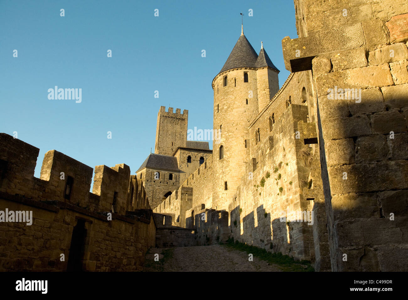 Die dicken Türme und Stadtmauer von Carcassonne Zitadelle, einst eine Festung in Frankreichs Land der Katharer Stockfoto