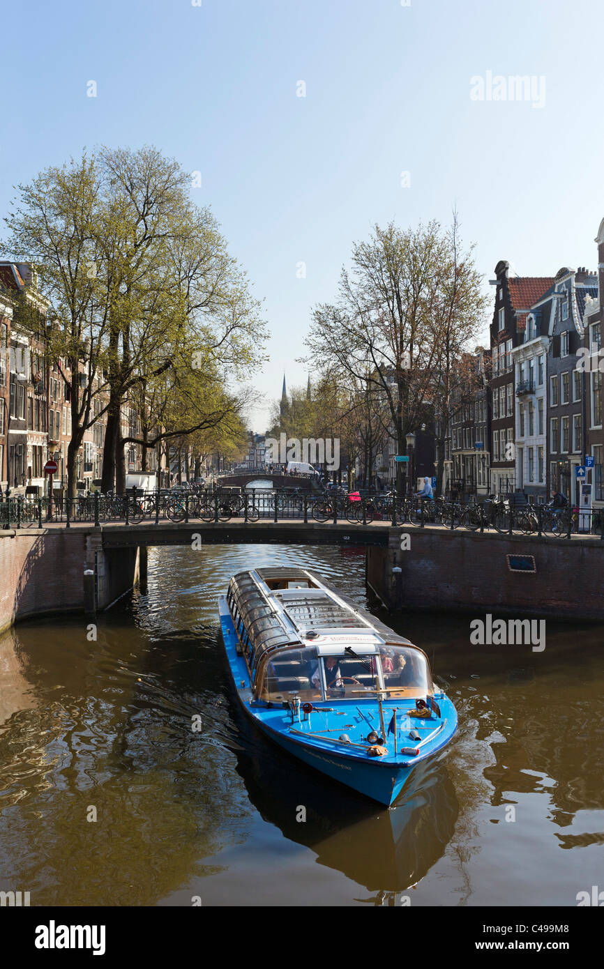 Sightseeing-Bootsfahrt auf dem Leidsegracht Kanal in der Nähe der Kreuzung mit der Prinsengracht, Grachtengordel, Amsterdam, Niederlande Stockfoto