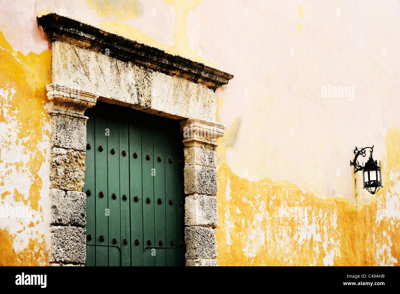 Detail einer Peeling-Wand, Tür und Street-Lampe in der kolonialen alte Stadt von Cartagena, Kolumbien Stockfoto