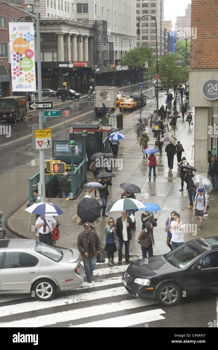 Rainy Day am 14. St. & 4th Ave., am Union Square in New York City. Stockfoto