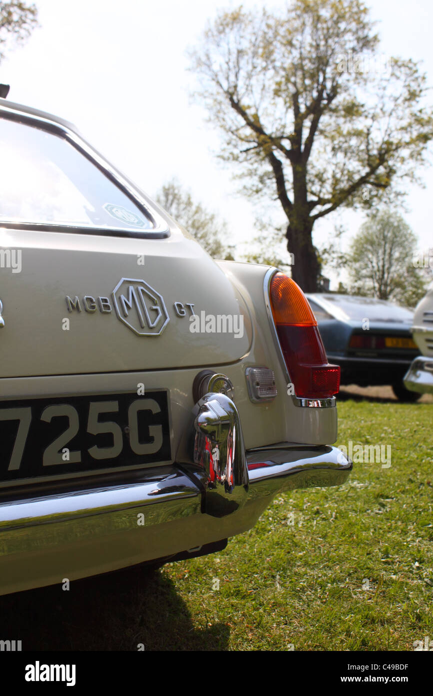 Hinten ein MGB GT bei einer Oldtimer-Veranstaltung in der Argory, Nordirland, Vereinigtes Königreich Stockfoto