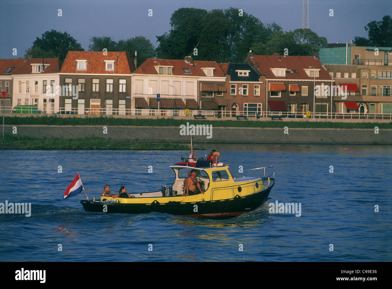 Foto von Yello Motorboot in einem Kanal in Holland Stockfoto