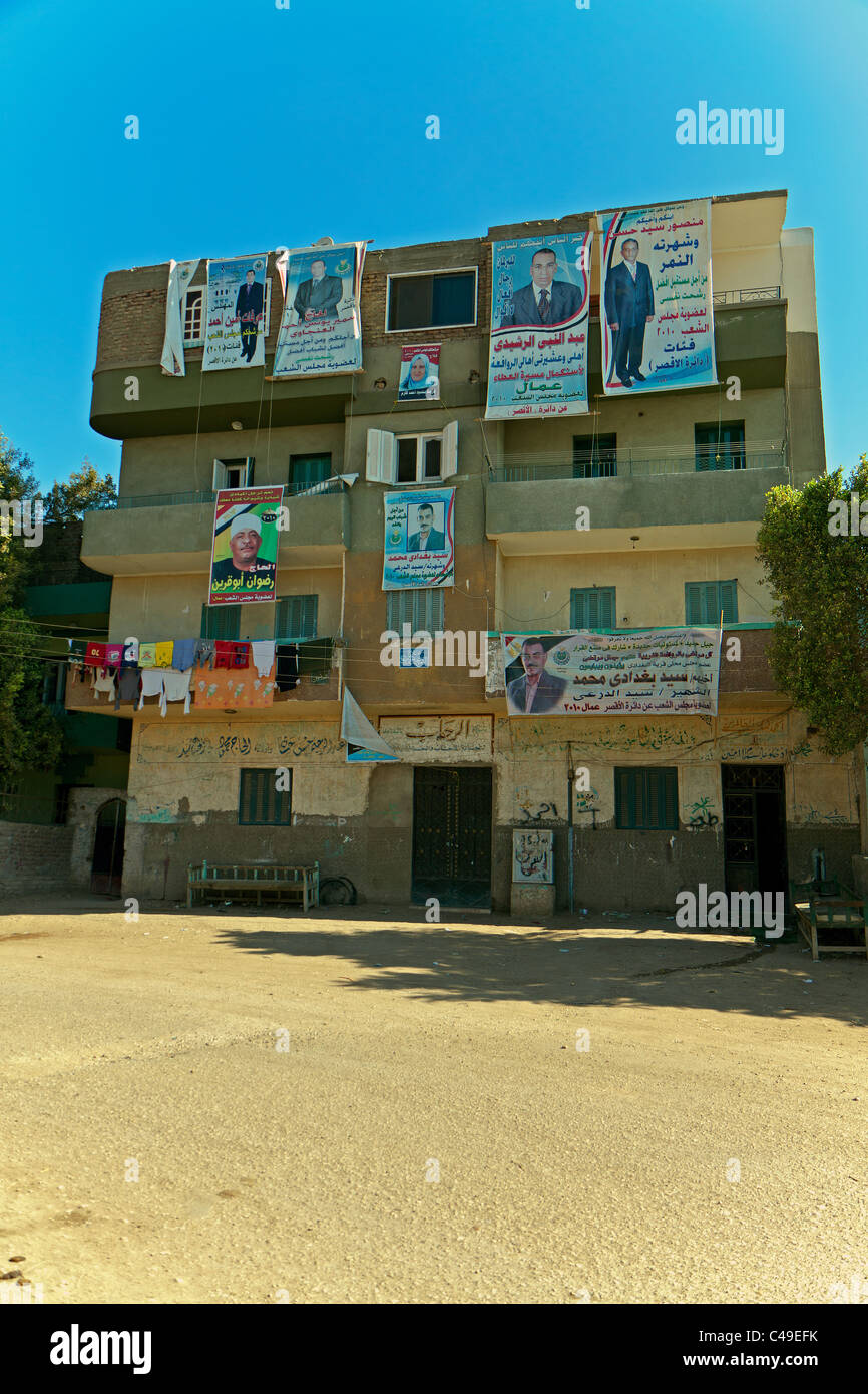 Ein kleines Haus am Stadtrand von Luxor beladen mit politische Plakate Stockfoto