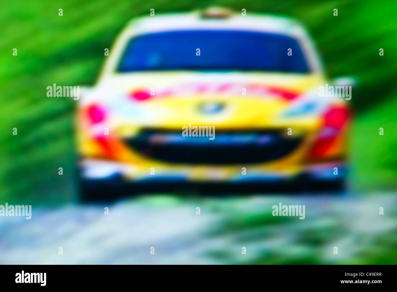 Rallye-Auto zu beschleunigen, unscharf Stockfoto