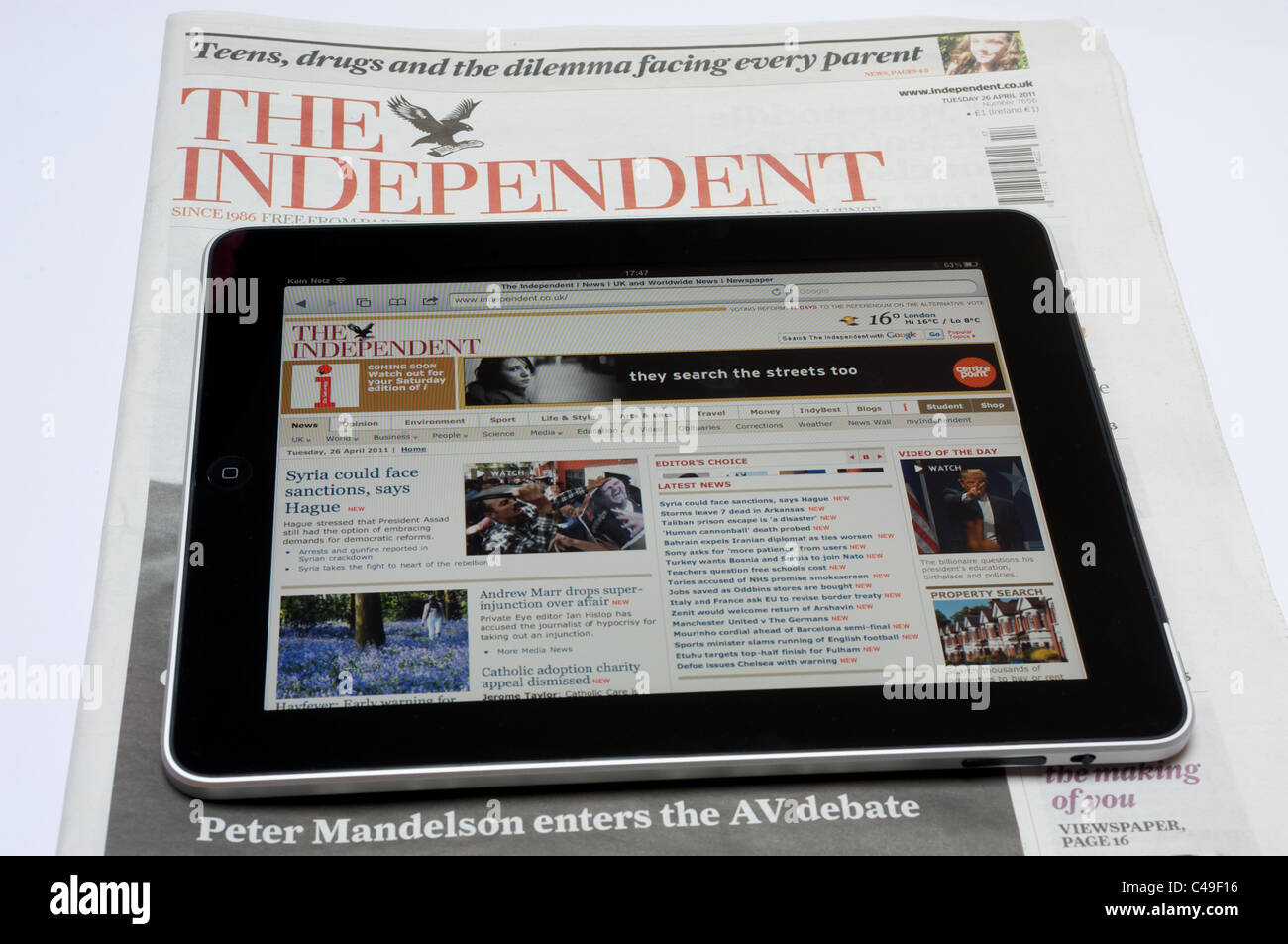 iPad Tablet-Computer Zeitung The Independent Homepage anzeigen Stockfoto