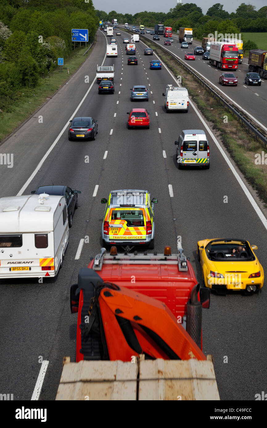 Autobahnverkehr M27 Autos UK Lane Straße schnell Staus Vollstrom fließt beschäftigt bewegen Sie LKW Polizei unabhängig reisen Stockfoto