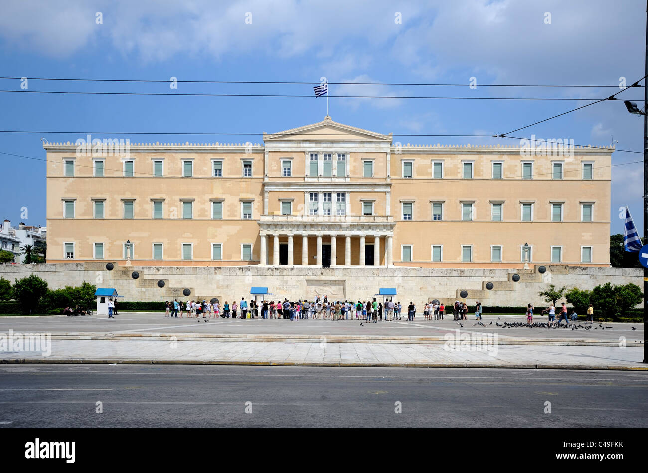 Athen, Griechenland, Touristen den Wachwechsel Zeremonie am Grab des Unbekannten Soldaten gerade vor dem griechischen Parlament Stockfoto