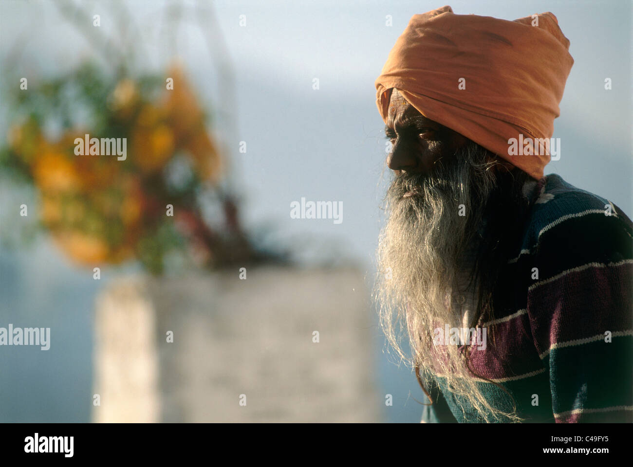 Foto von einem alten indischen Mann meditierend in Pushkar Stockfoto