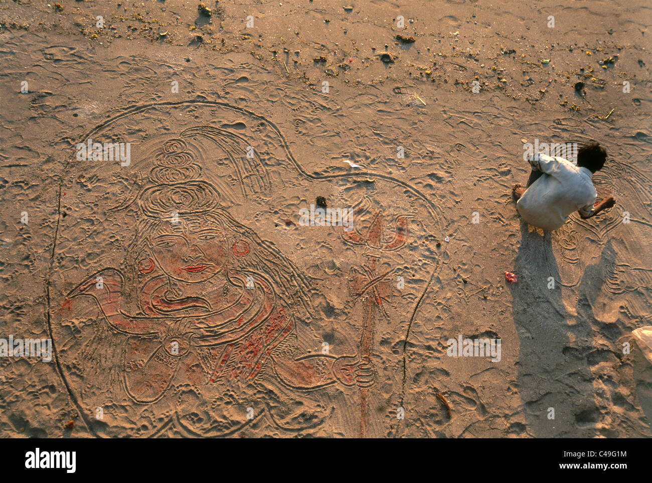 Foto eines indischen Künstlers zeichnen in den Sand in Nasik Indien Stockfoto