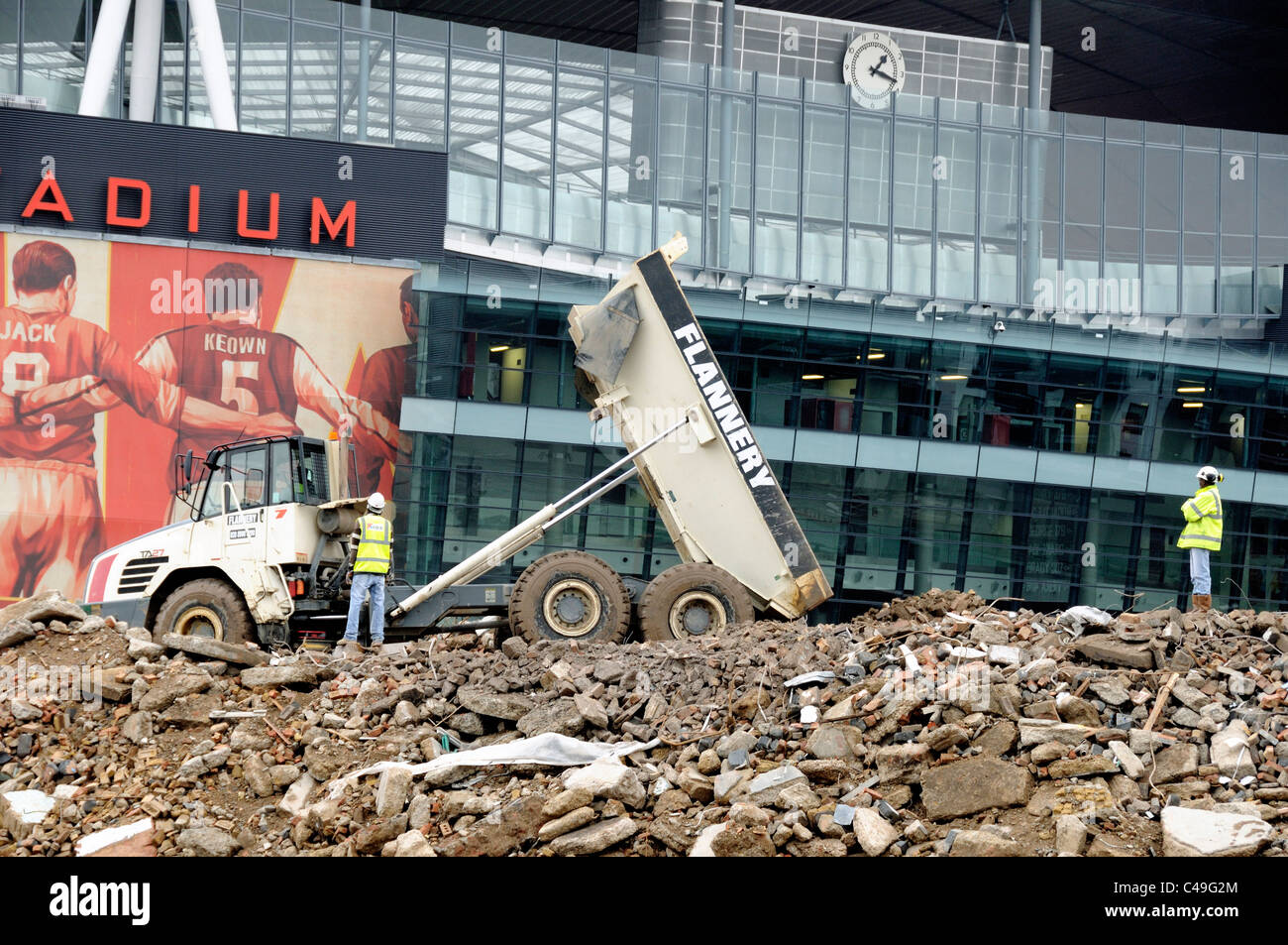 Kipper auf Trümmern vor dem Emirates-Stadion Stockfoto