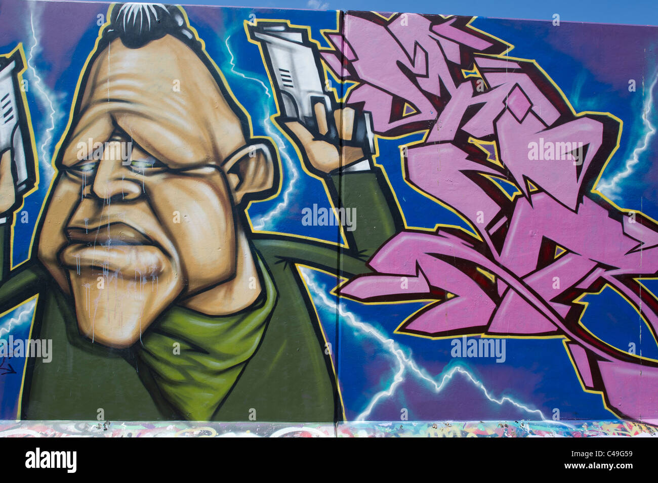 Eine Wand der Graffiti-Kunst in einem Skatepark in Leigh on Sea, Essex, England. Künstler unbekannt Stockfoto