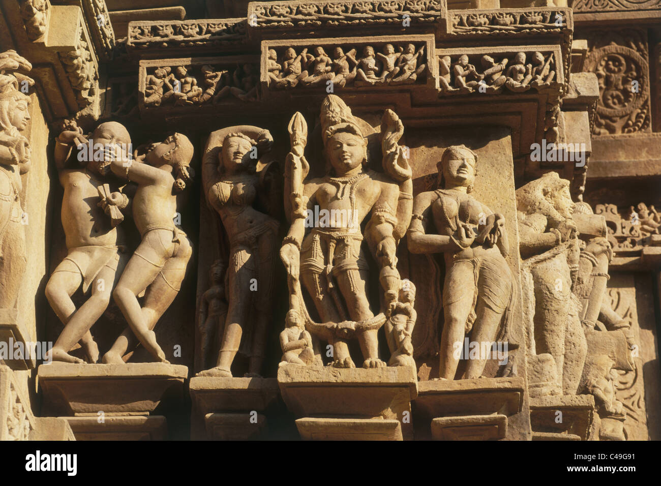 Foto von der künstlerischen Dekoration eines indischen Palastes in Khajuraho Stockfoto