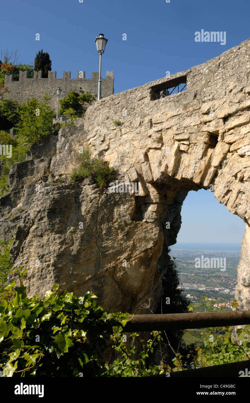 Eine Fußgängerbrücke tragen Passeo della Stregha in San Marino Stockfoto