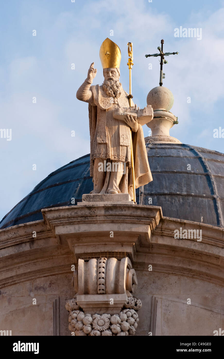 Die Statue des Hl. Blasius auf dem Dach der Kirche von St. Blaise befindet sich in der Altstadt, Dubrovnik, Kroatien. Stockfoto