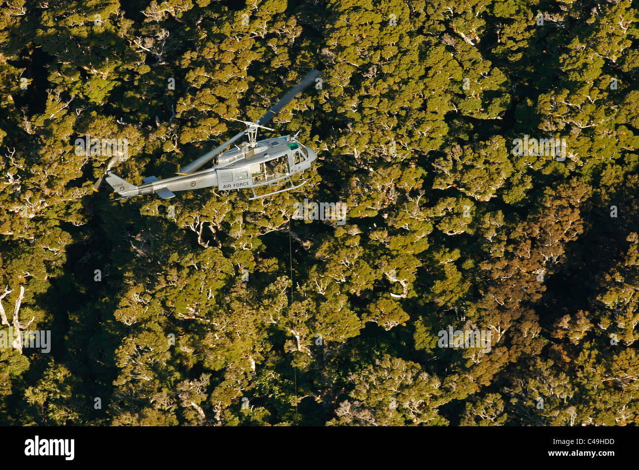 Roayla New Zealand Air Force Iriqouis Hubschrauber Suche Buschlandschaft für verlorene Flugzeuge, Nelson, Neuseeland Stockfoto