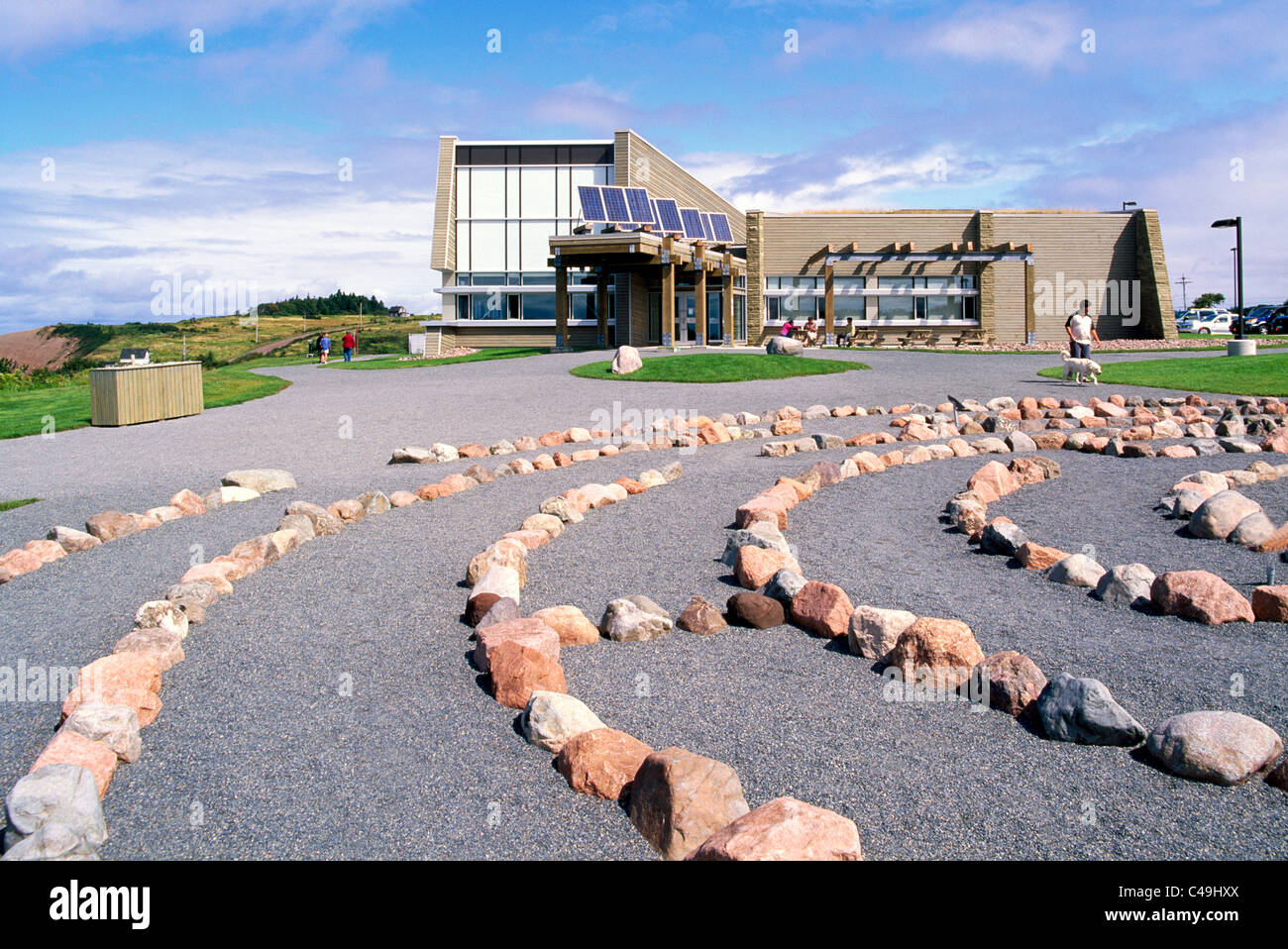 Joggins Fossil Cliffs, Joggins, Nova Scotia, Kanada - Besucherzentrum entlang der Bay Of Fundy, Stein Labyrinth im Vordergrund Stockfoto