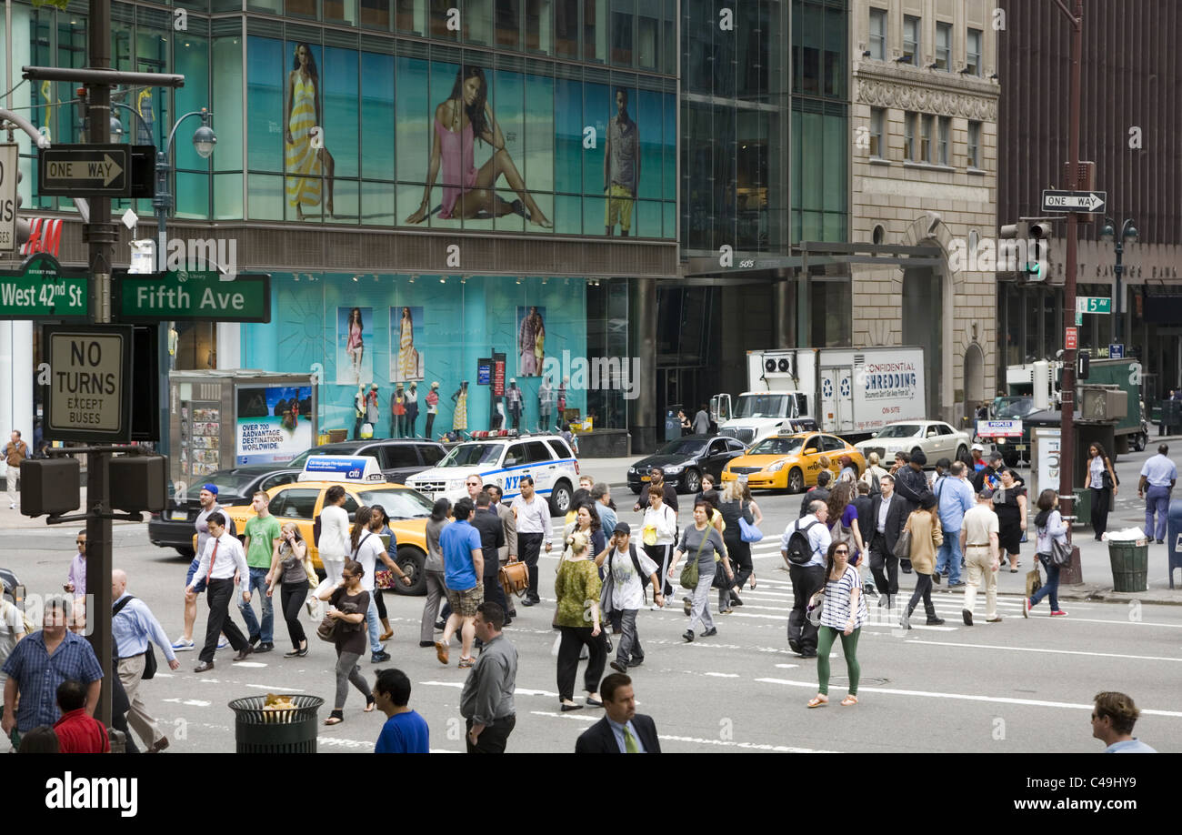 Der immer belebten Straßenecke der 5th Avenue und 42nd Street in New York City. Stockfoto