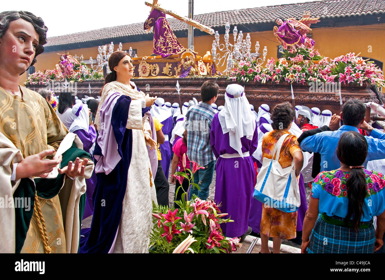 Karwoche (Semana Santa) Schwimmer in Antigua religiöse Prozession mit menschlichen und statuarischen Beobachter Stockfoto