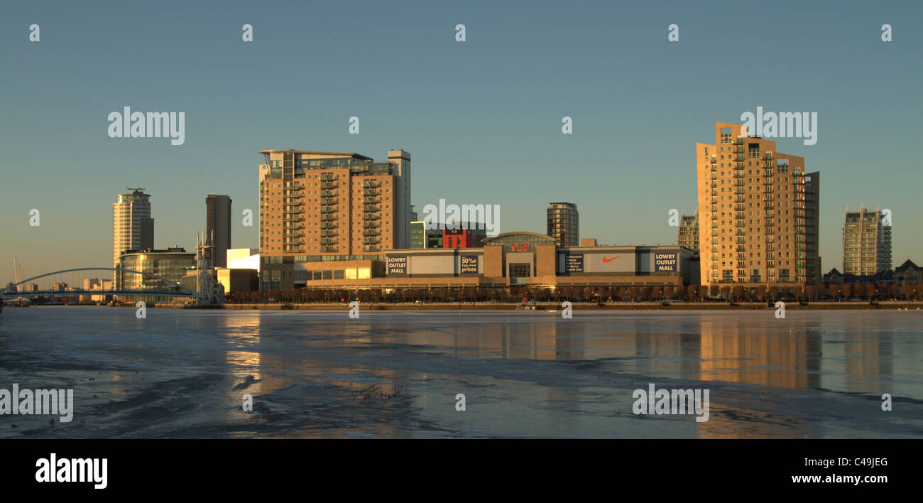 Salford Quays gefrorenes Wasser in Richtung der Lowry Centre und Media City suchen. Stockfoto