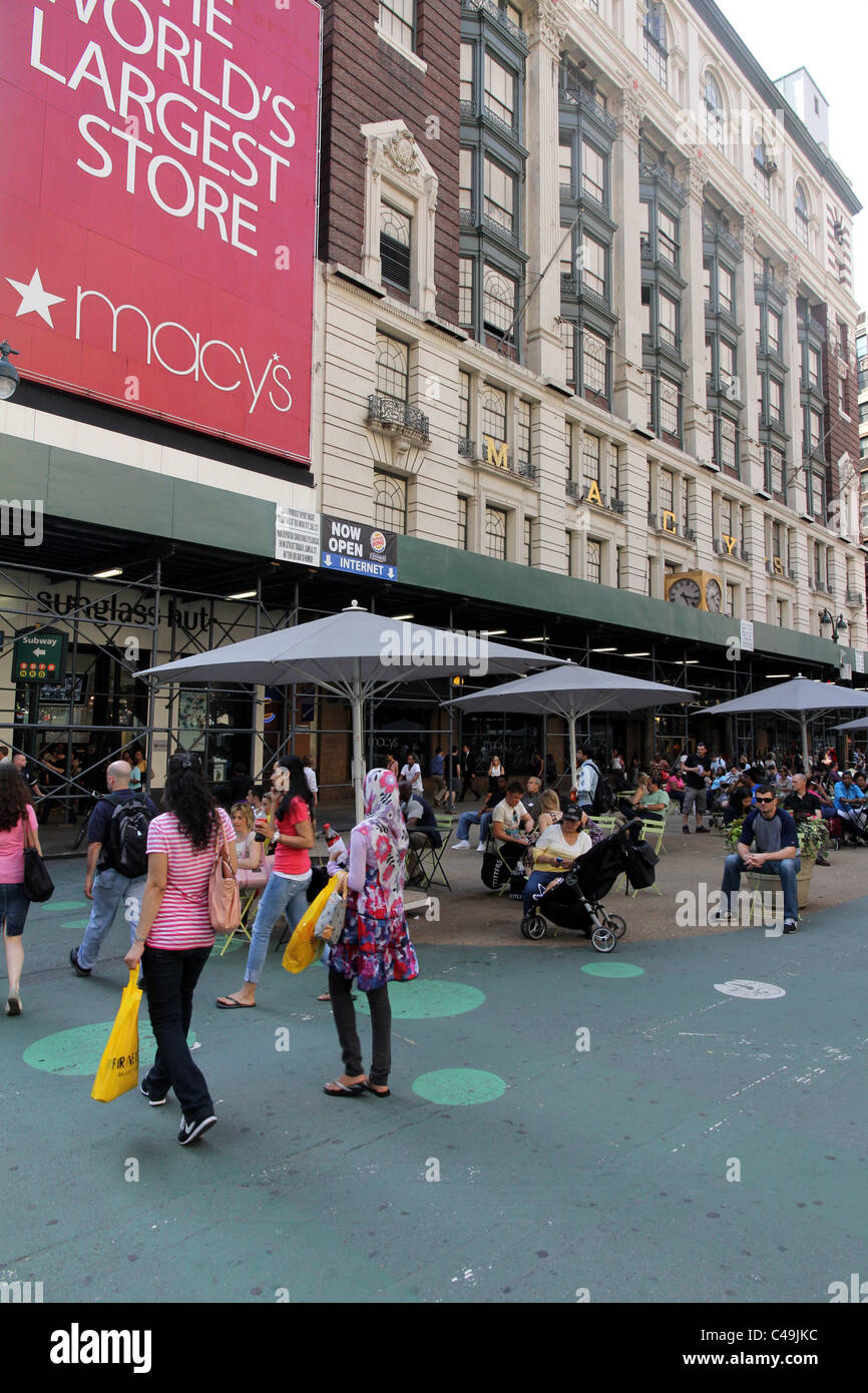 New Yorker Kaufhaus Macys mit Tischen auf der Straße davor Stockfoto