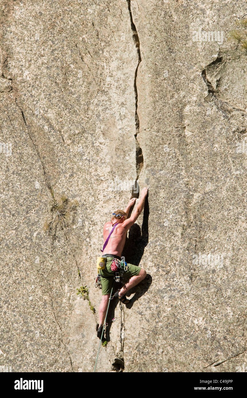 Kletterer Klettern 5,11 c knacken gegenüber Cliffside Camp am Middle Fork der Salmon River-ID Stockfoto