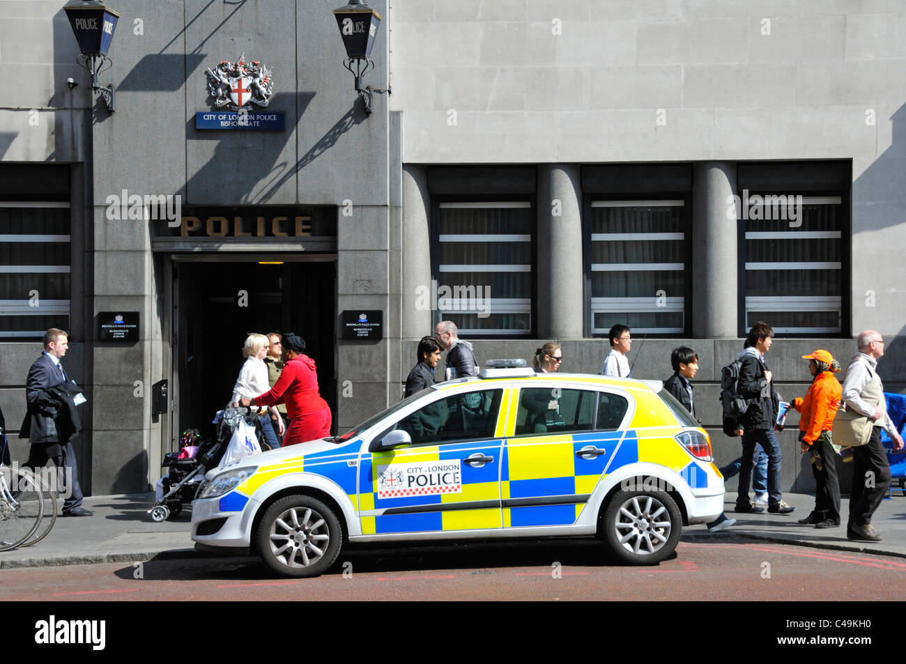 Polizeistation UK öffentlichen Eingang & blaue Lampen Bishopsgate City of London England & Polizeiwagen parkten außerhalb mit unverbundenen Passanten Stockfoto