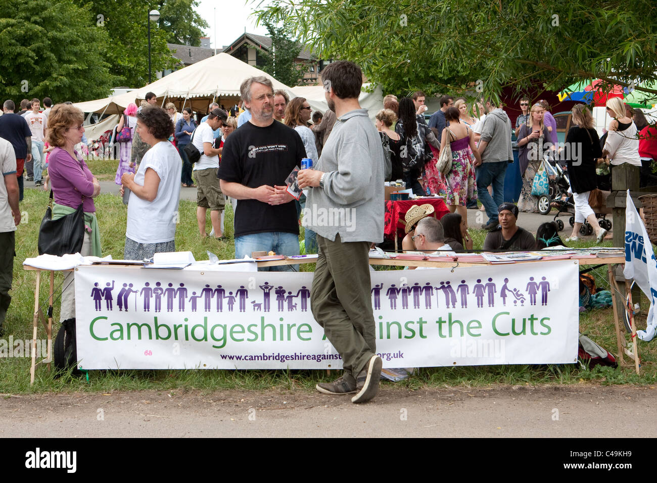 Stand der Kampagnengruppe gegen Regierung schneidet an der Cambridge-Erdbeere-Messe im Juni 2011 Stockfoto