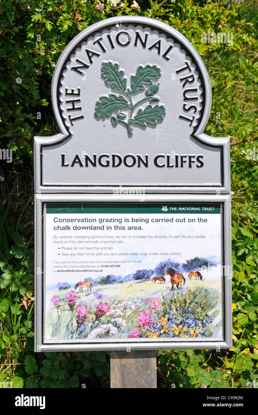 National Trust sign an Langdon Klippen Chalk downland Nature Reserve & Website von besonderem wissenschaftlichen Interesse & Gebiet von außergewöhnlicher natürlicher Schönheit Kent UK Stockfoto