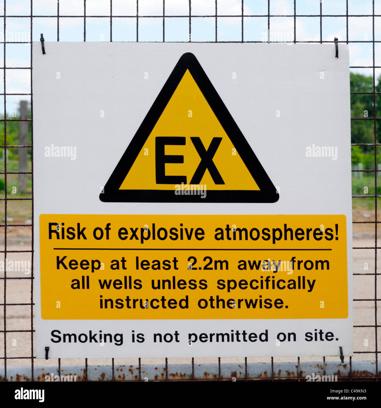 Abfallwirtschaft explosionsfähige Atmosphäre Warnzeichen auf geschlossenen Deponie nach Landschaftsbau & gut Installationen im ländlichen Gebiet von Essex England Großbritannien Stockfoto