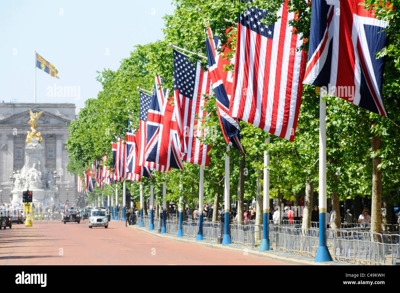 Amerikanische Flagge & Union Jack line in voller Länge der London Street Mall & Royal Standard oben Buckingham Palace während des Staatsbesuchs von Präsident Obama Stockfoto